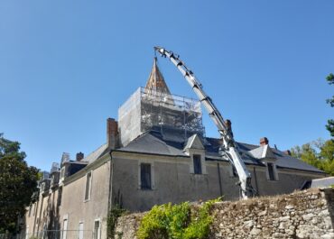 Une nouvelle tourelle pointue sur la tour médiévale du château de L’Escurays